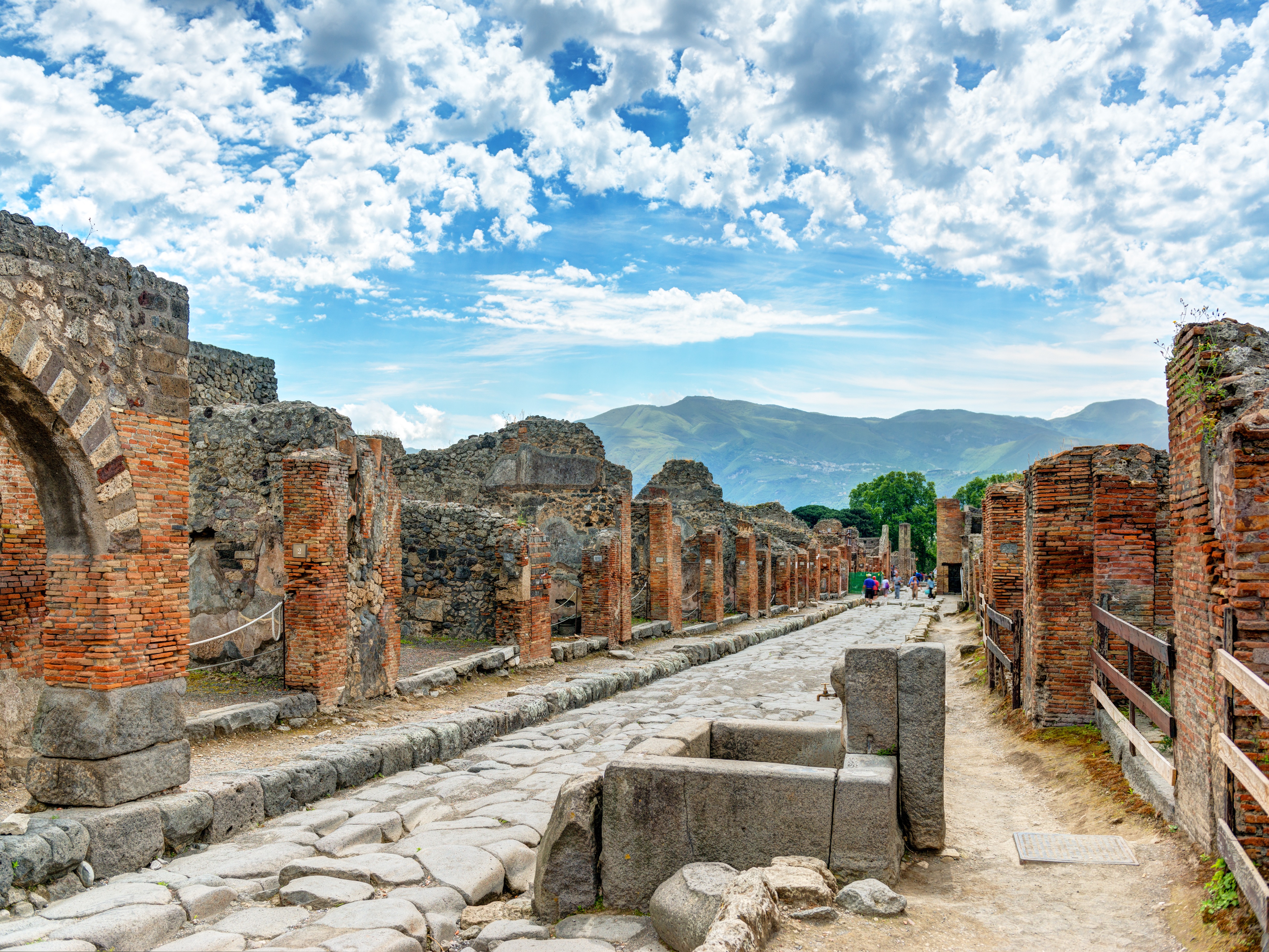 these-pictures-will-make-you-want-to-visit-pompeii-which-was-covered-under-a-layer-of-volcanic-ash-thousands-of-years-ago