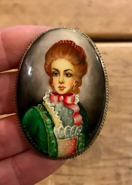 Broche, geschilderd op parelmoer / Брошь, роспись по перламутру